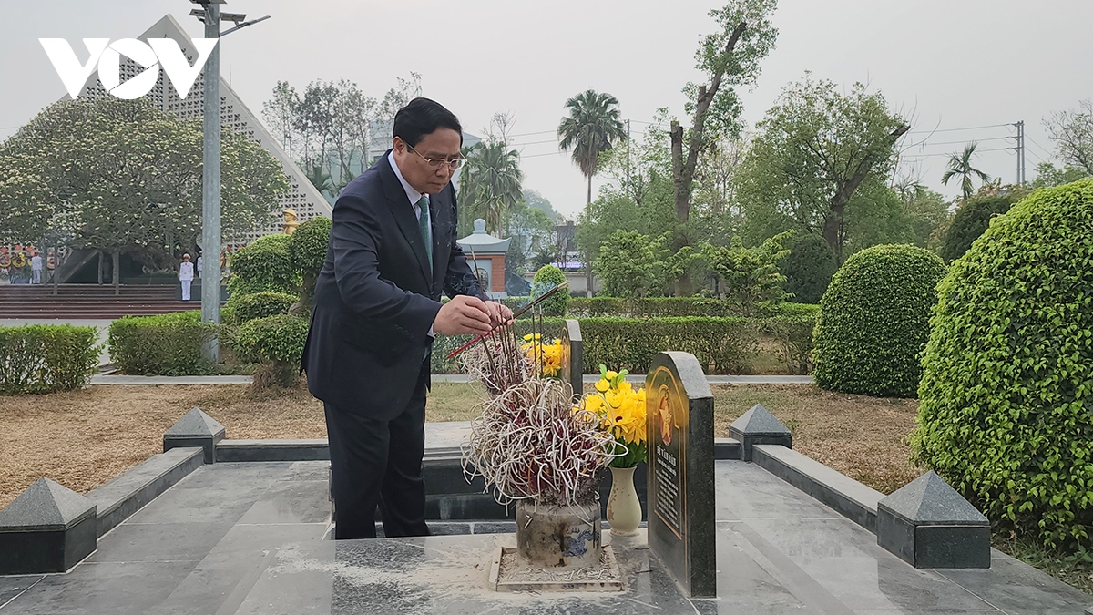 Thủ tướng dâng hương tưởng niệm Anh hùng, liệt sỹ tại Nghĩa trang liệt sỹ A1